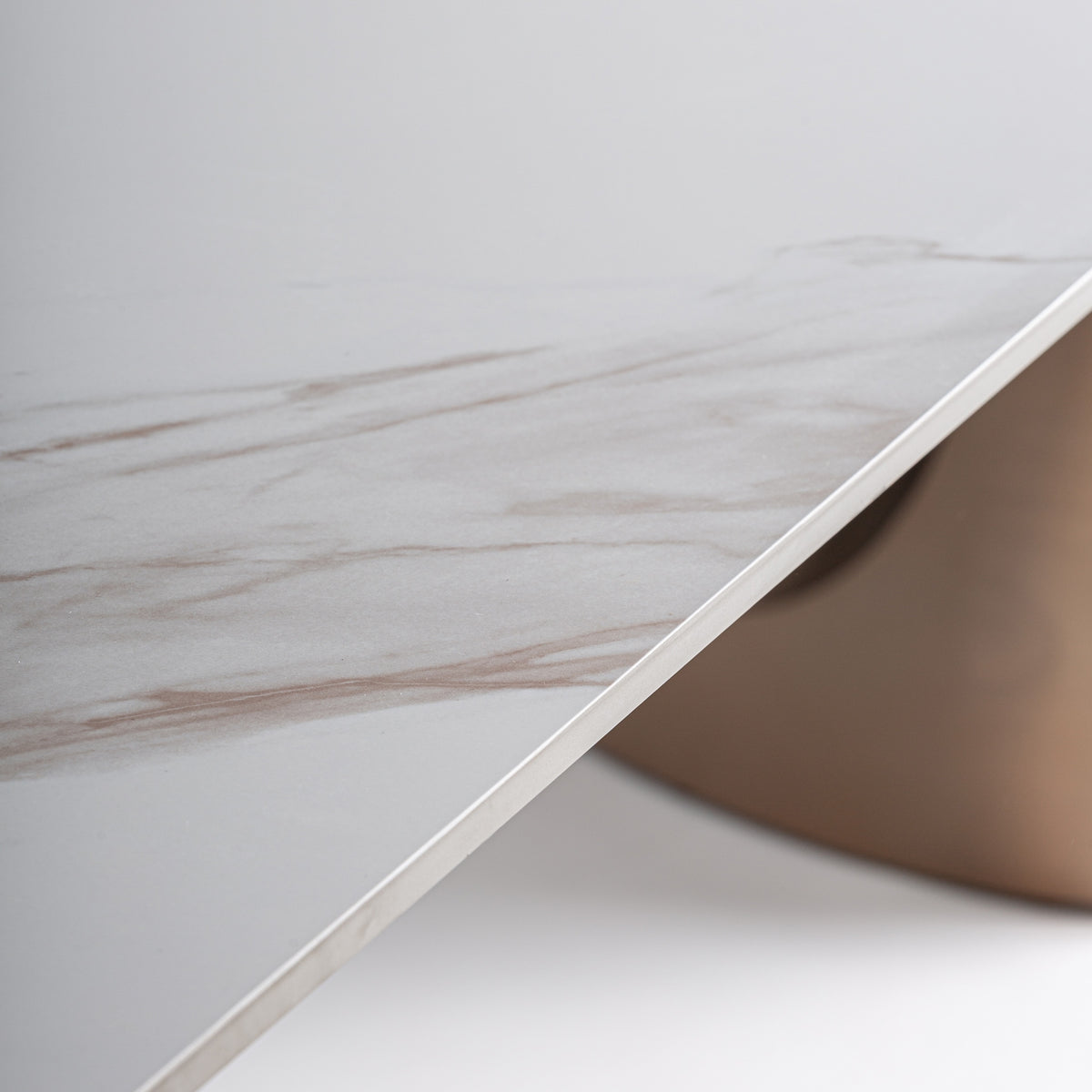 Mesa de comedor de piedra sinterizada y cobre Saïdia