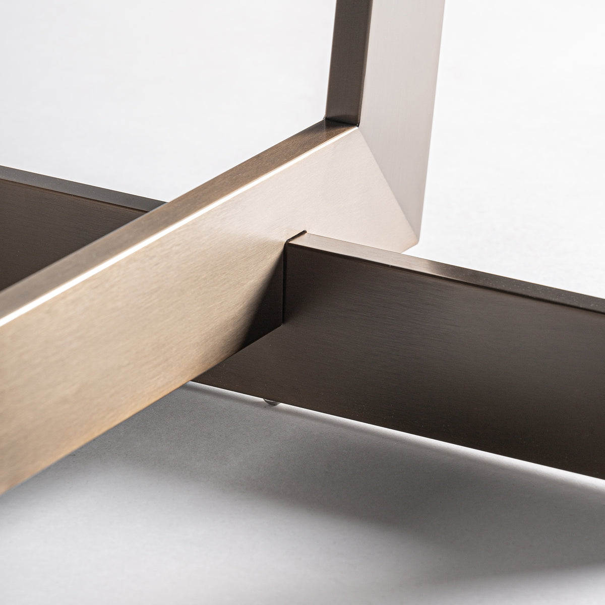 Mesa de comedor de porcelánico y acero Rágol