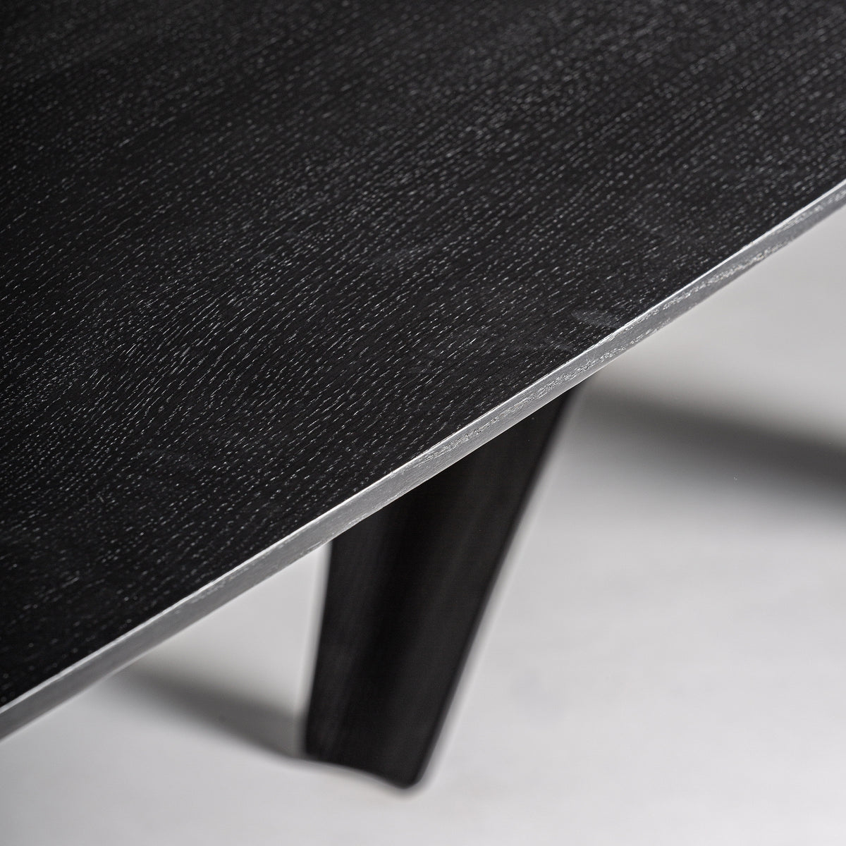 Mesa de comedor de roble Almegíjar negra