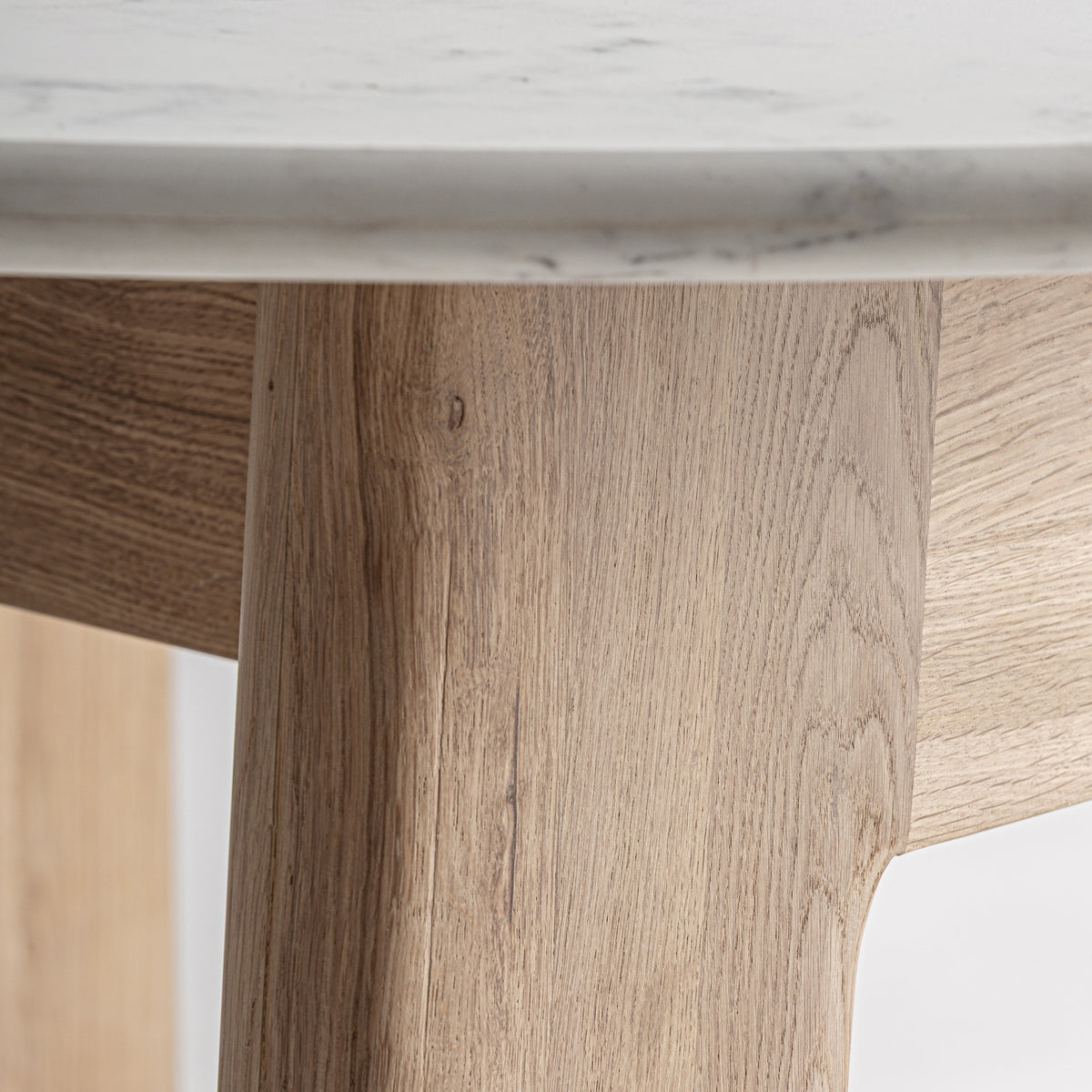 Mesa de comedor de roble y mármol Rodalquilar 160 x 160 cm