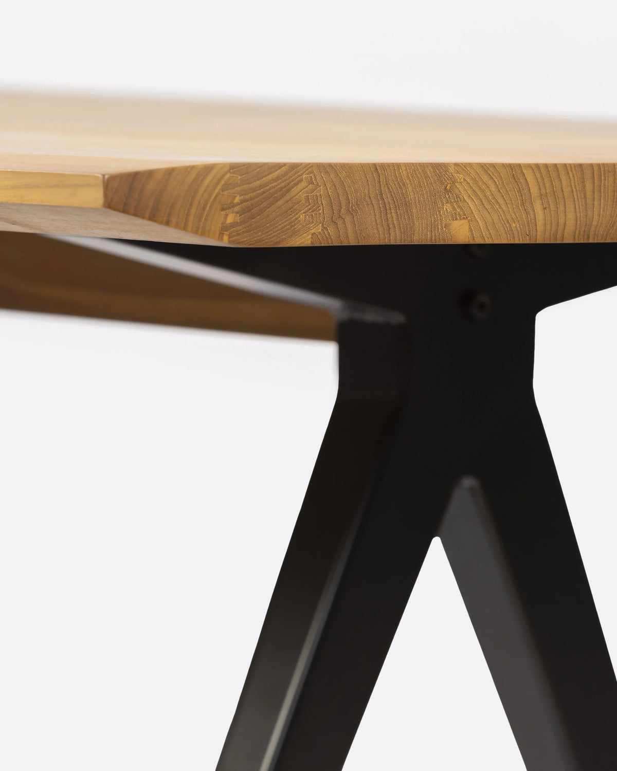 Mesa de comedor de teca reciclada y hierro Liku