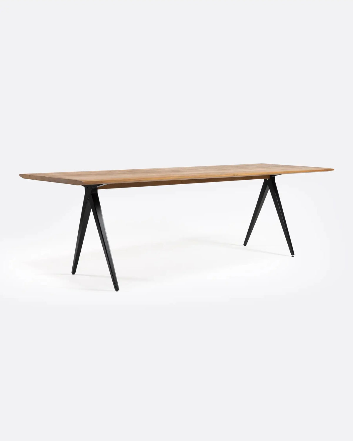 Mesa de comedor de teca reciclada y hierro Liku