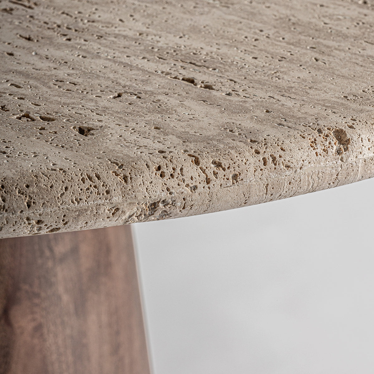 Mesa de comedor de travertino y mango Bentarique