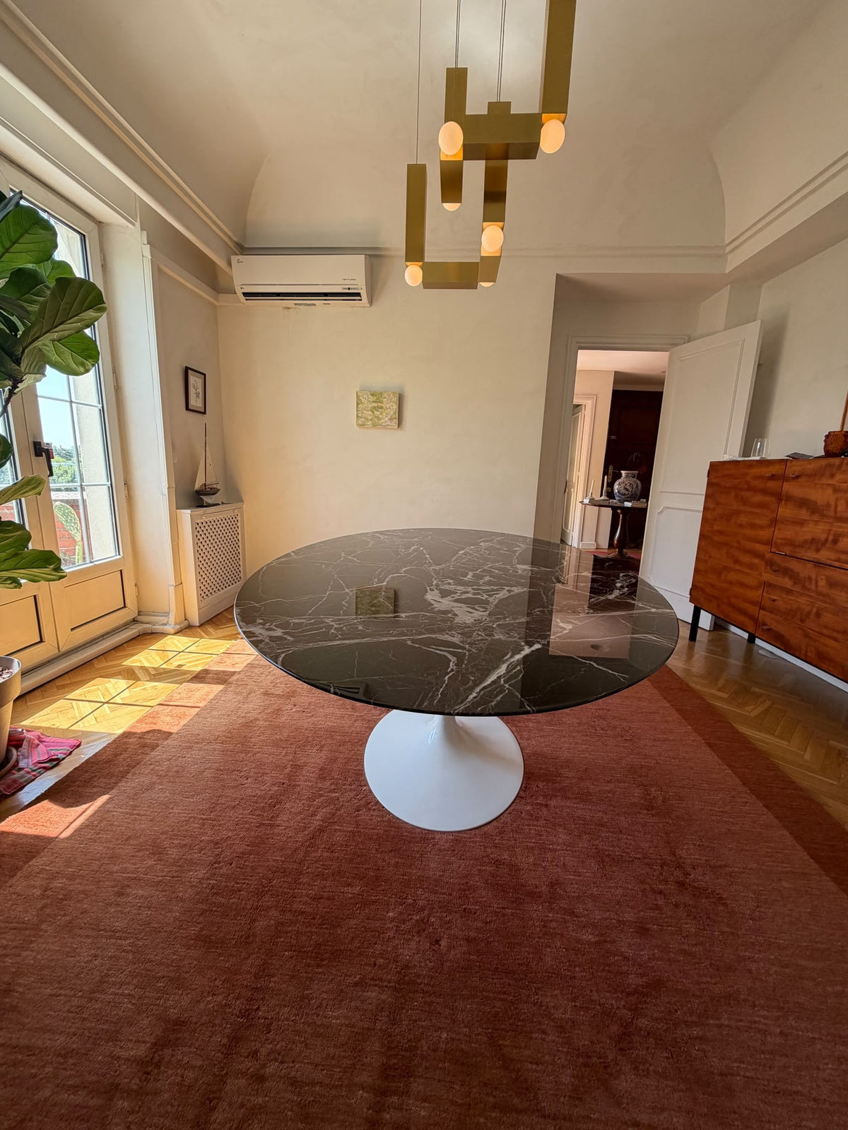 Mesa de comedor oval Saarinen de mármol Rosso Rubino - Knoll