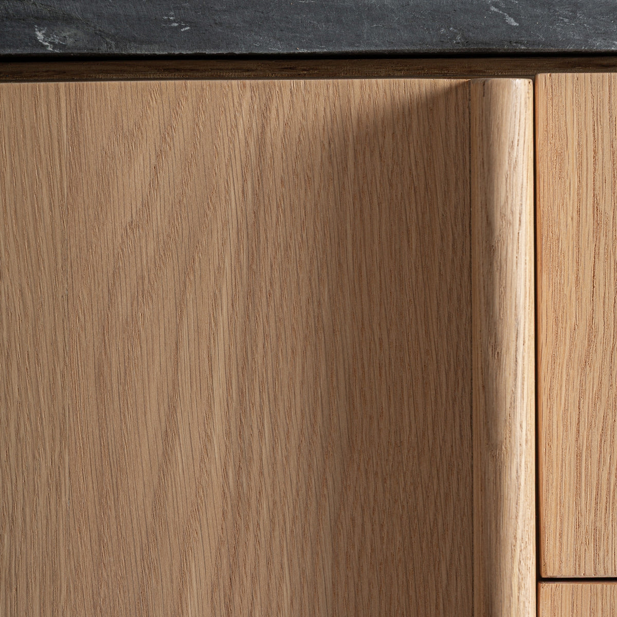 Mueble TV de roble y mármol negro Bullas