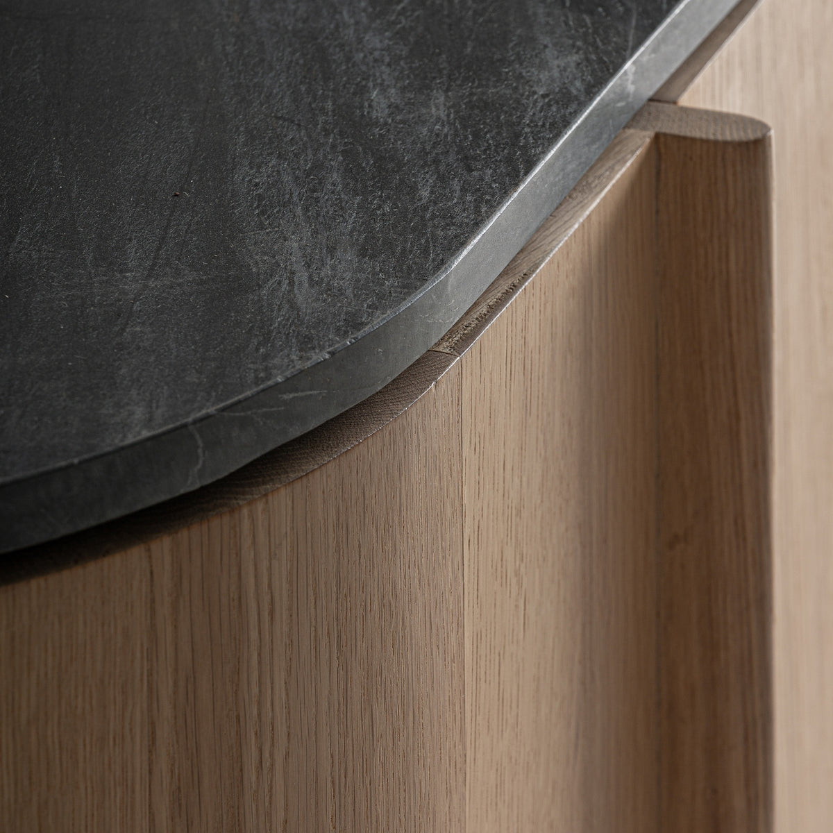 Mueble TV de roble y mármol negro Bullas