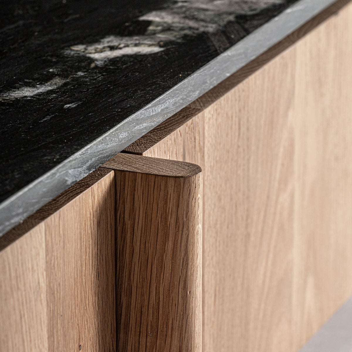 Mueble TV de roble y mármol negro Lovran