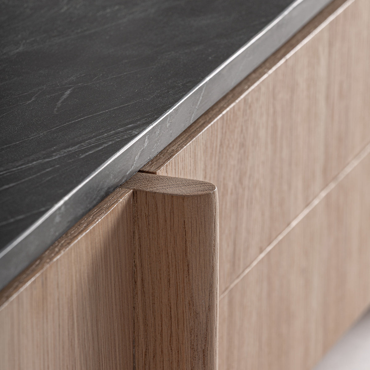 Mueble TV de roble y mármol negro Sines