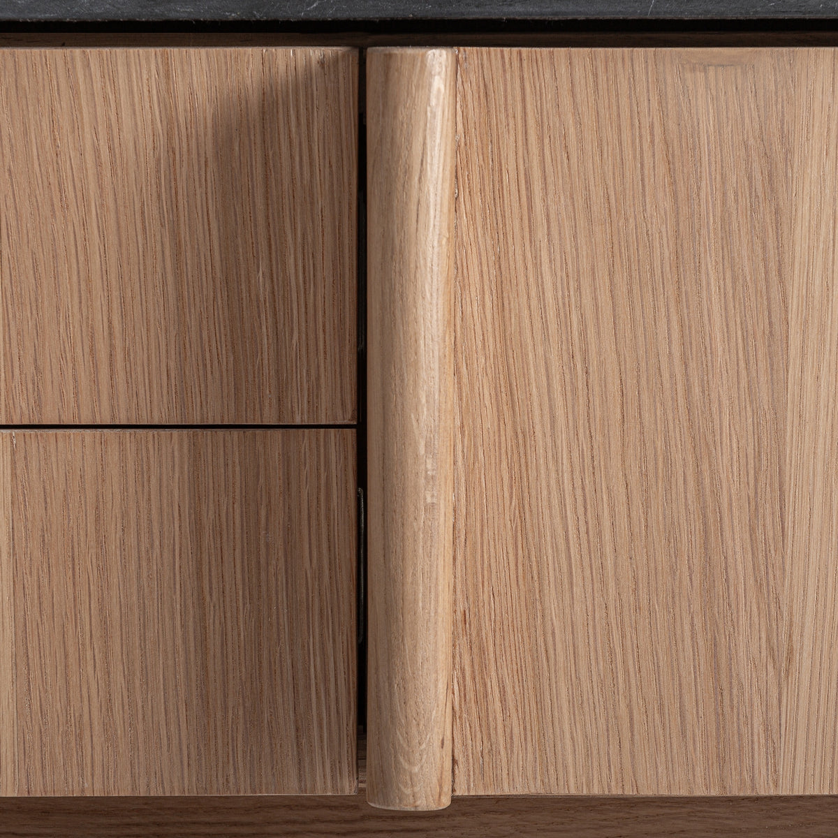 Mueble TV de roble y mármol negro Sines