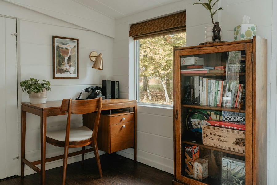 Rincón de trabajo en casa con escritorio de madera y luz natural