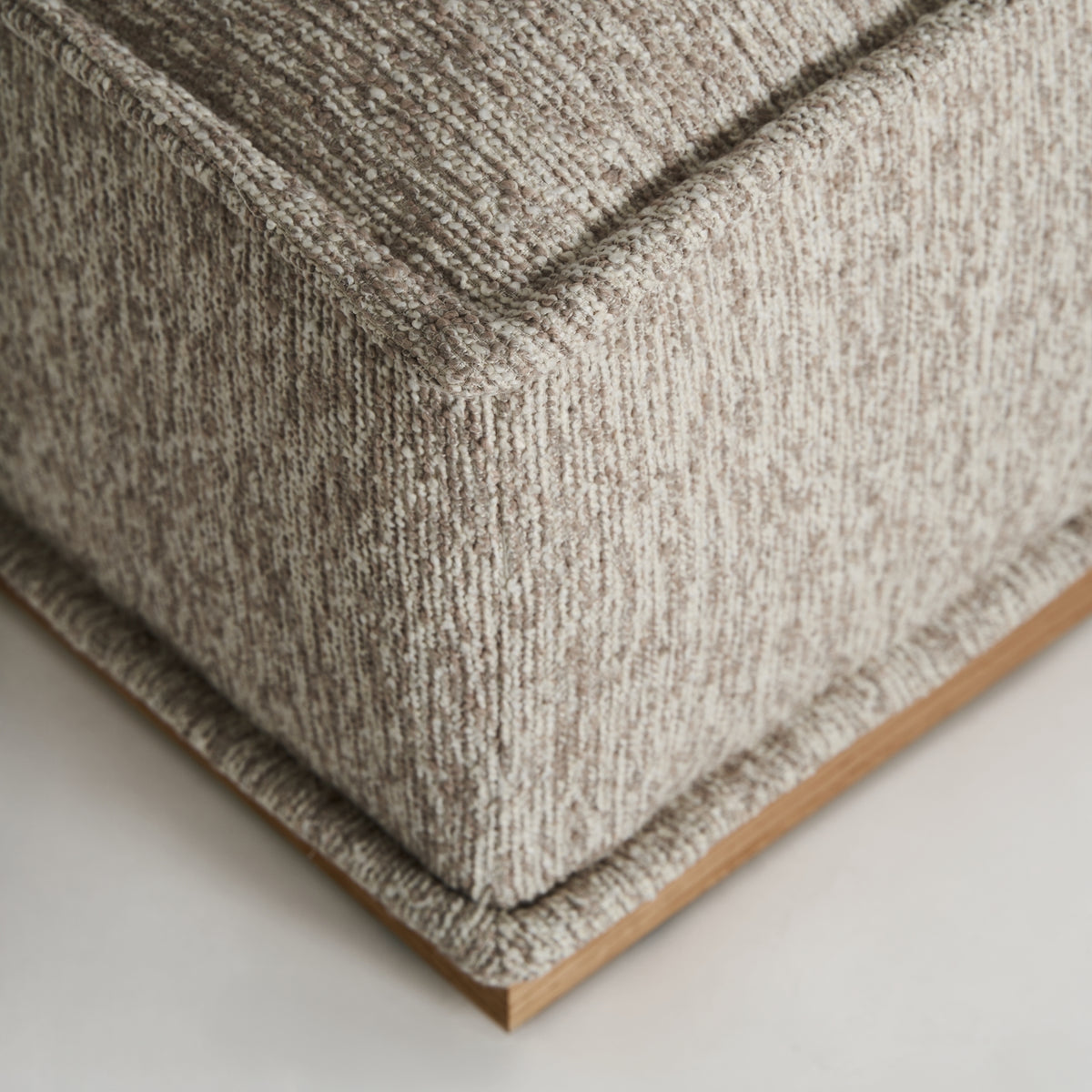 Puff tapizado beige Famorca