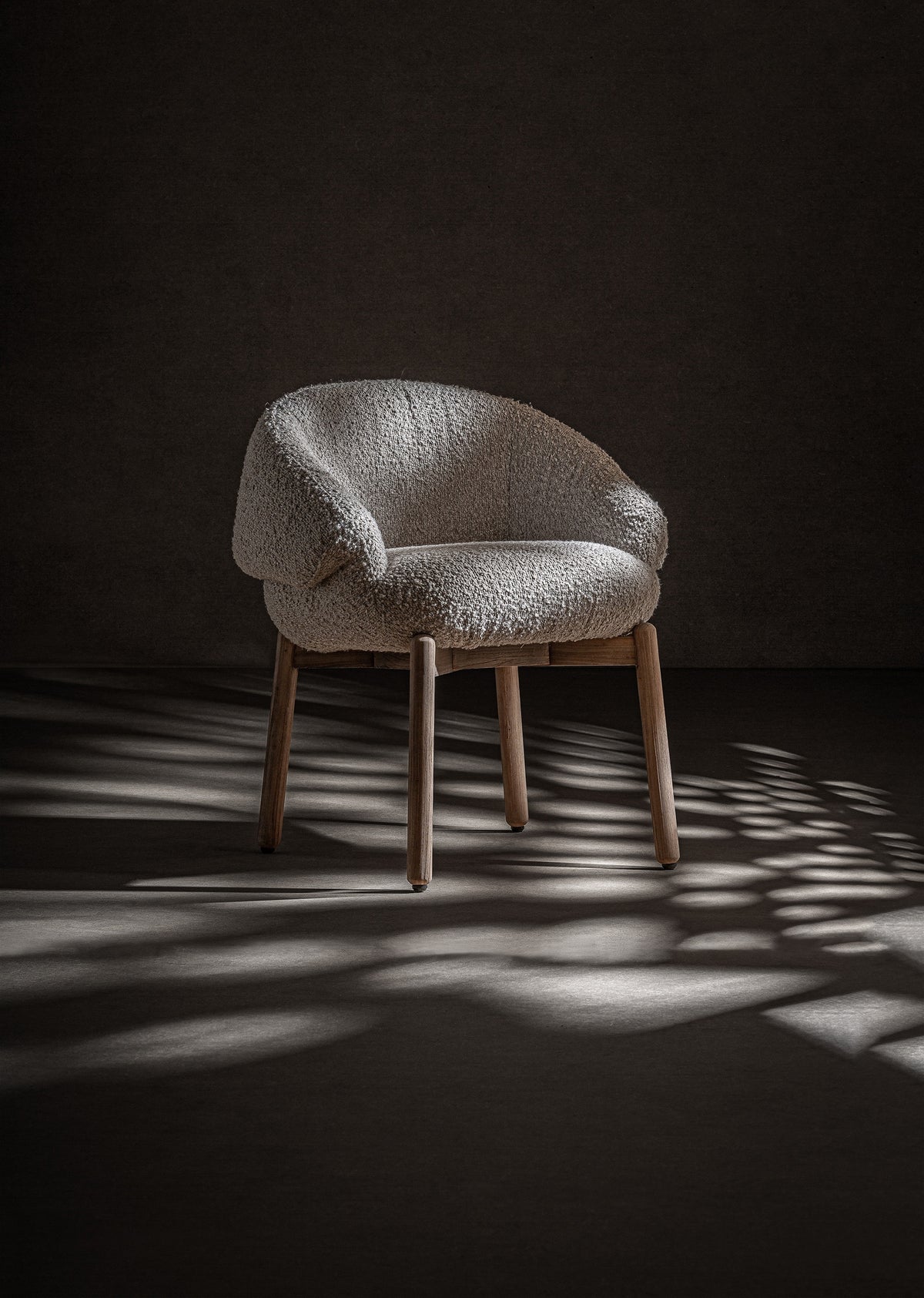 Silla baja de olmo y tapizado beige Alcossebre