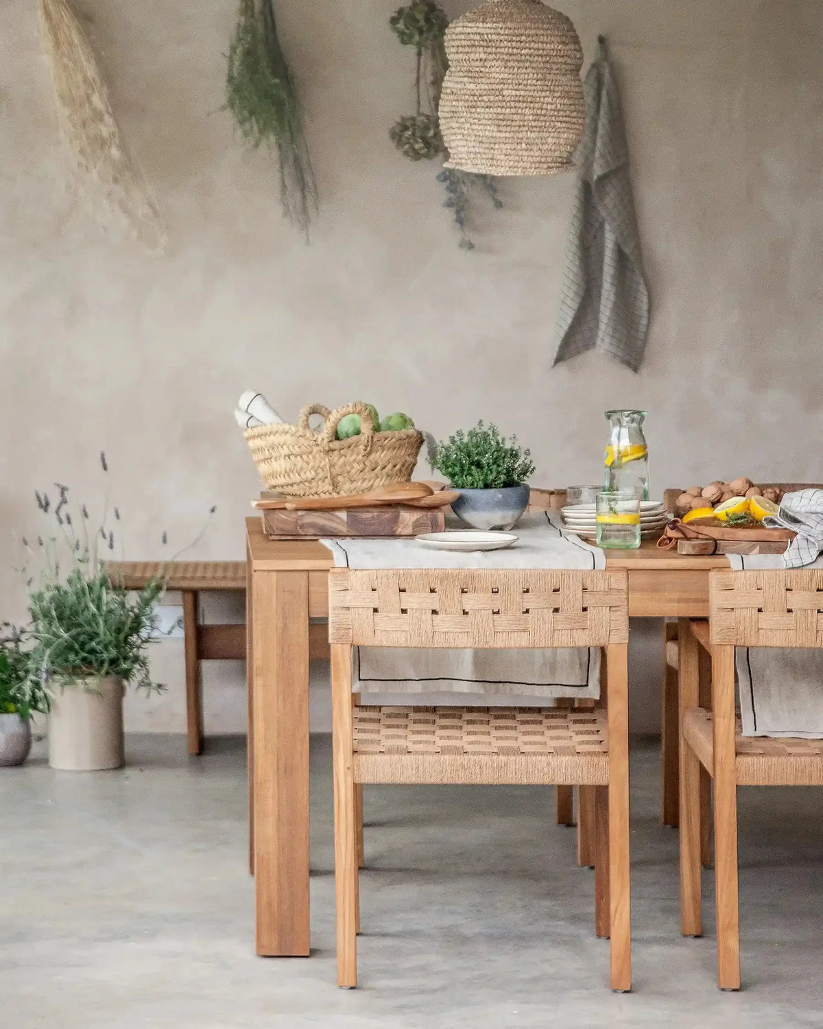 Silla con reposabrazos de teca y cuerda de papel Cora