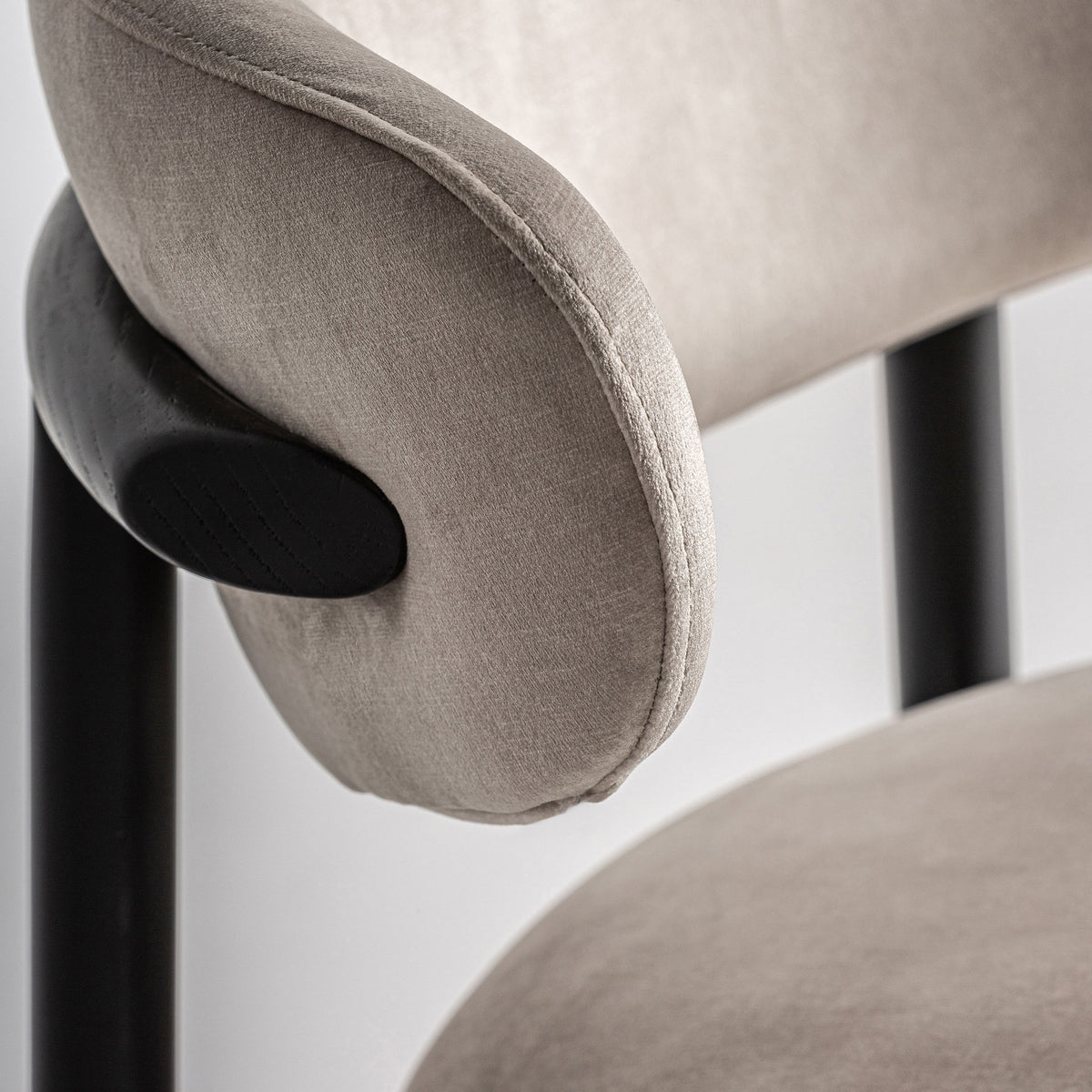 Silla de arce negro y tapizado beige Forcall