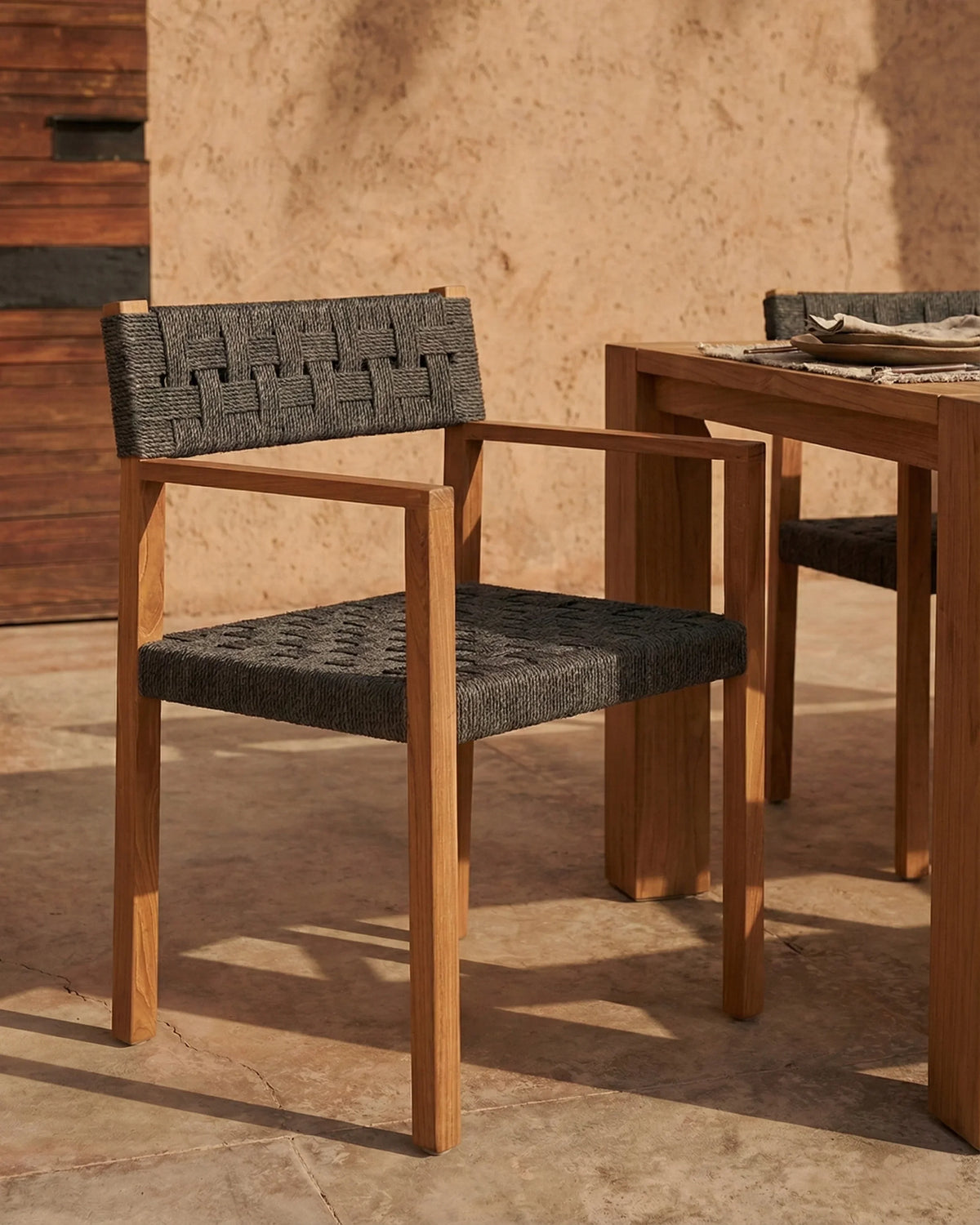 Silla de exterior con reposabrazos de teca y cuerda sintética Cora