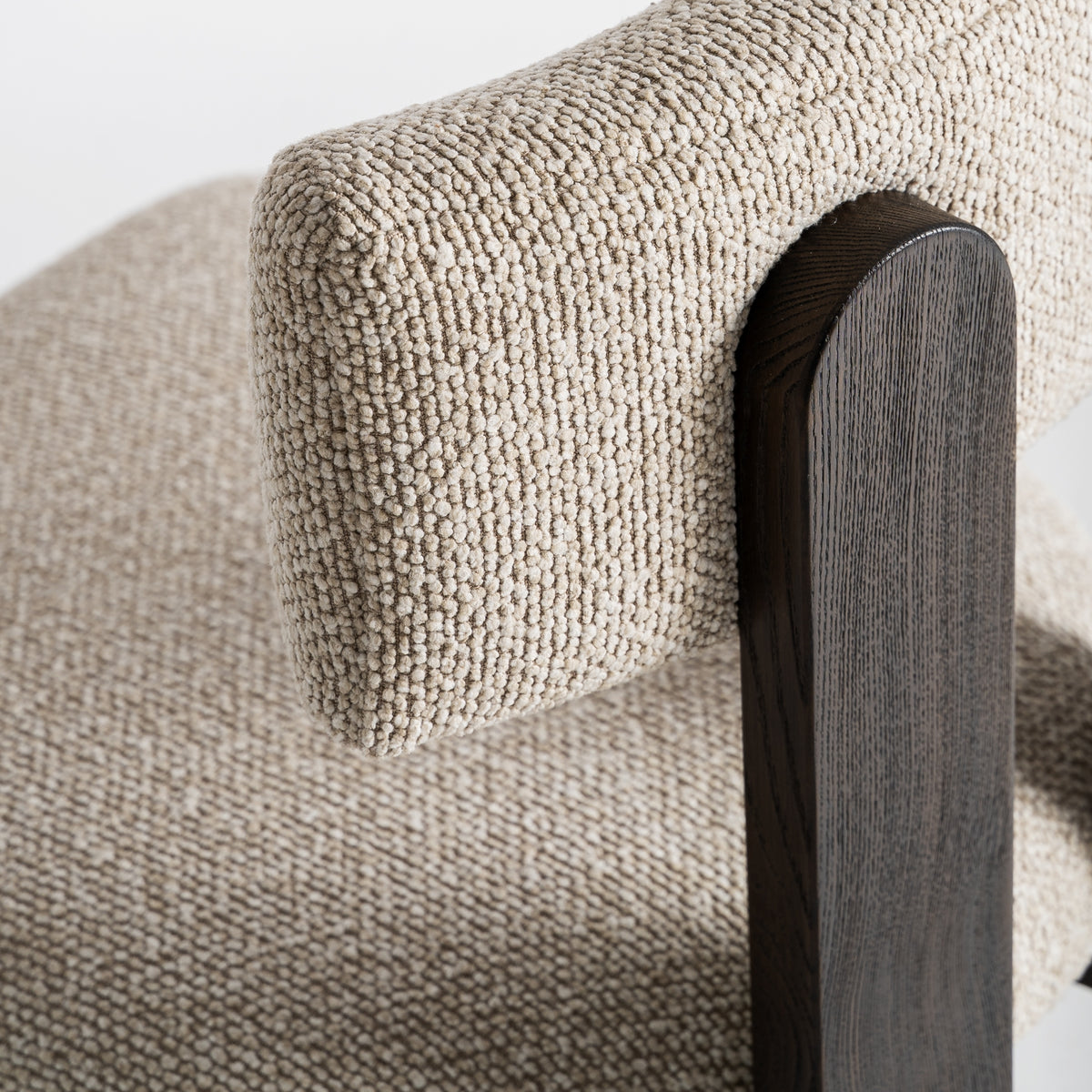 Silla de fresno negro y tapizado beige Vilafranca