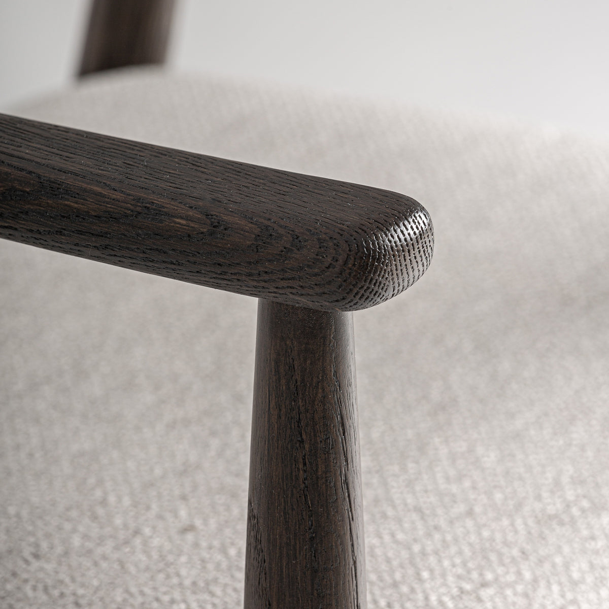Silla de fresno negro y tapizado gris Navarrés