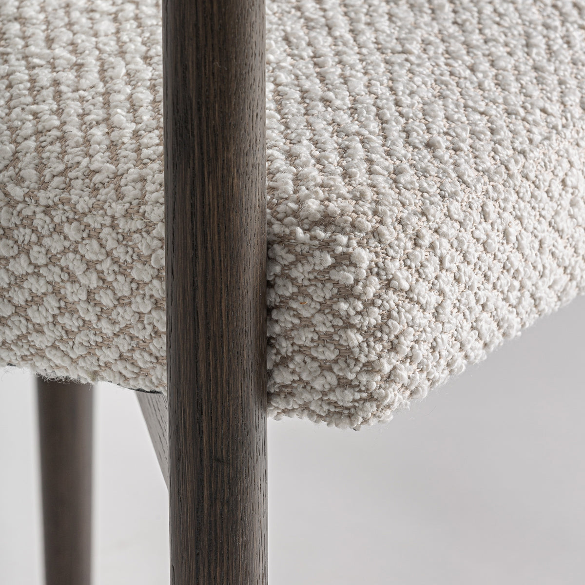 Silla de fresno negro y tapizado gris Penàguila