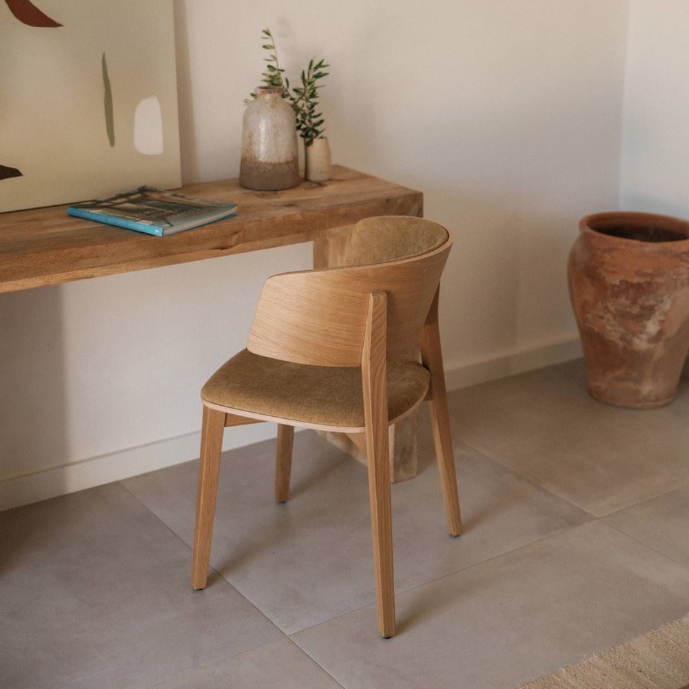 Silla de haya tapizada con brazos Nadia