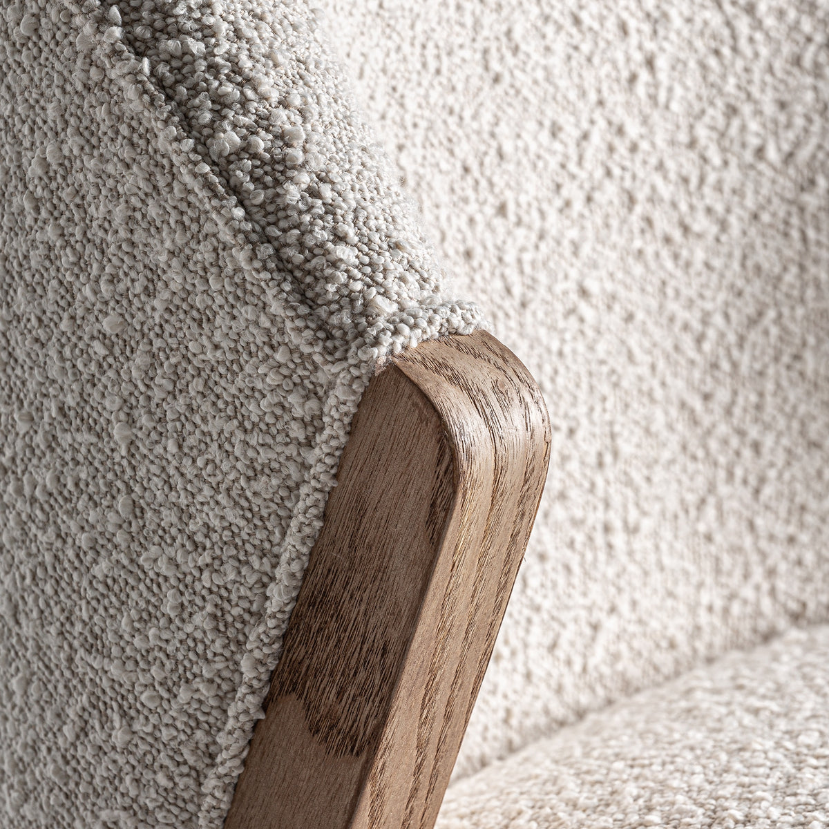 Silla de pino y bouclé blanco Beniarrés