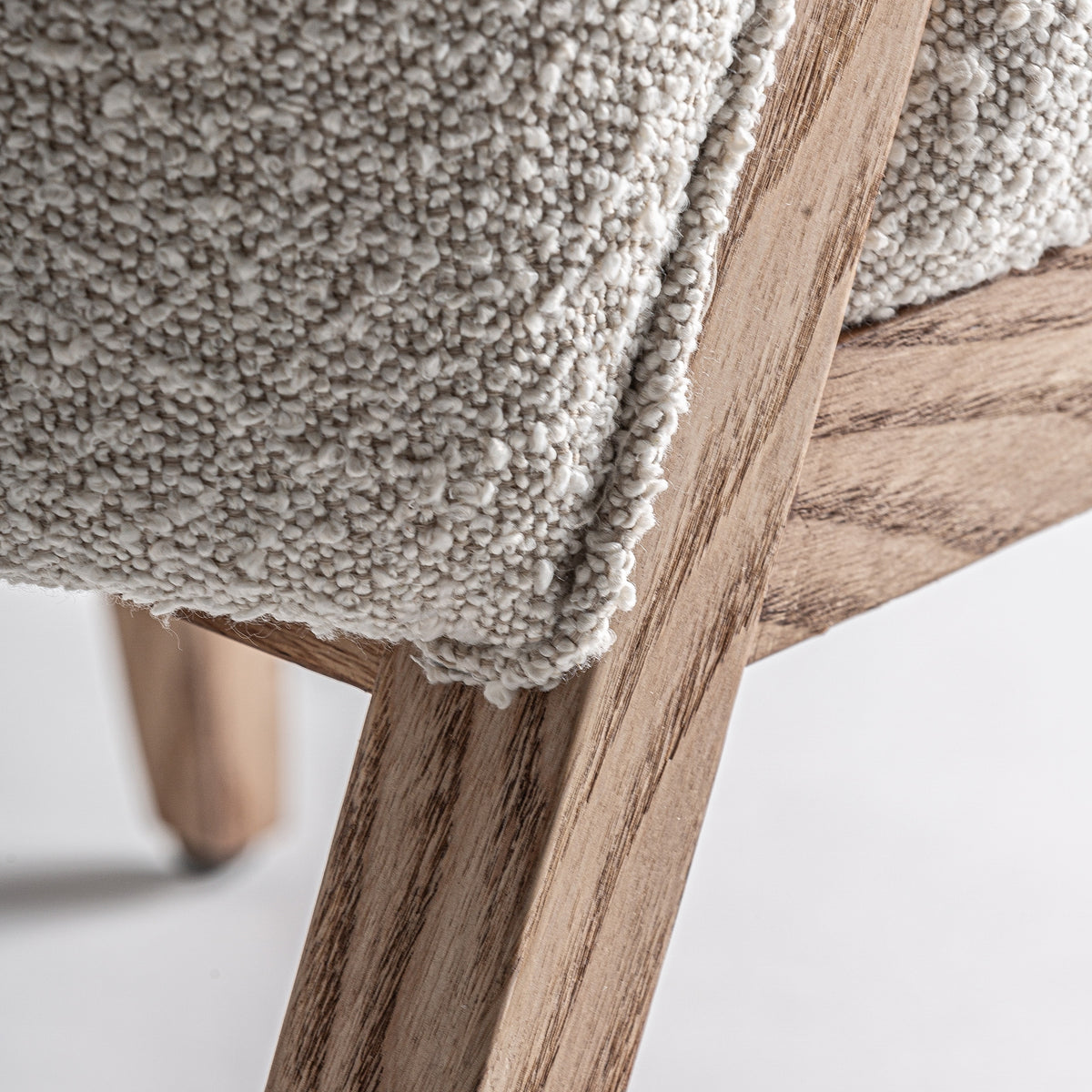 Silla de pino y bouclé blanco Beniarrés