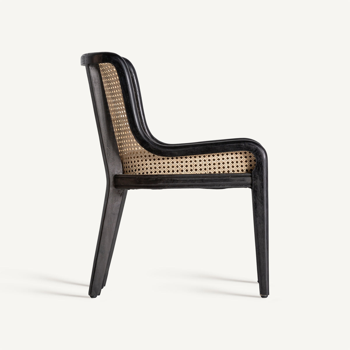 Silla de ratán y terciopelo camel Balàfia