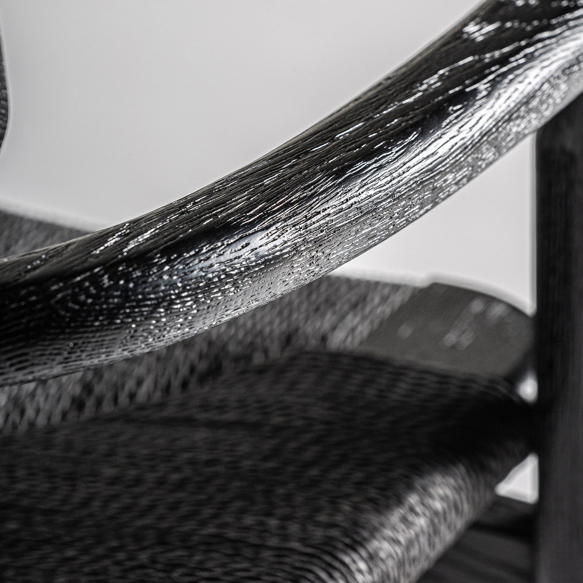 Silla de roble negro y fibra natural Bolbaite