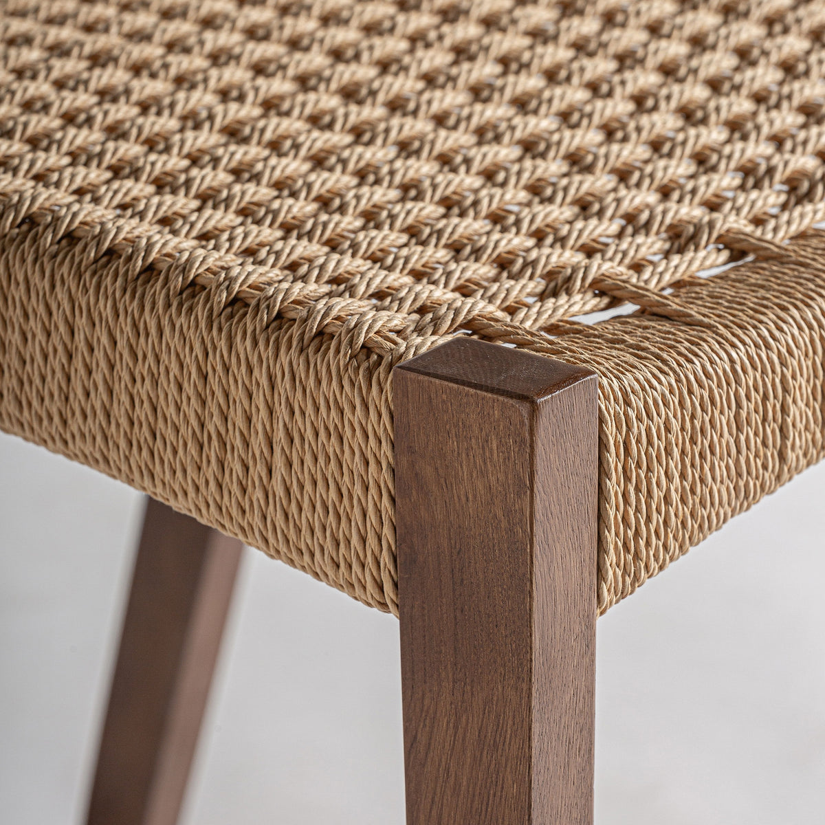 Silla de roble y fibra natural Tagomago