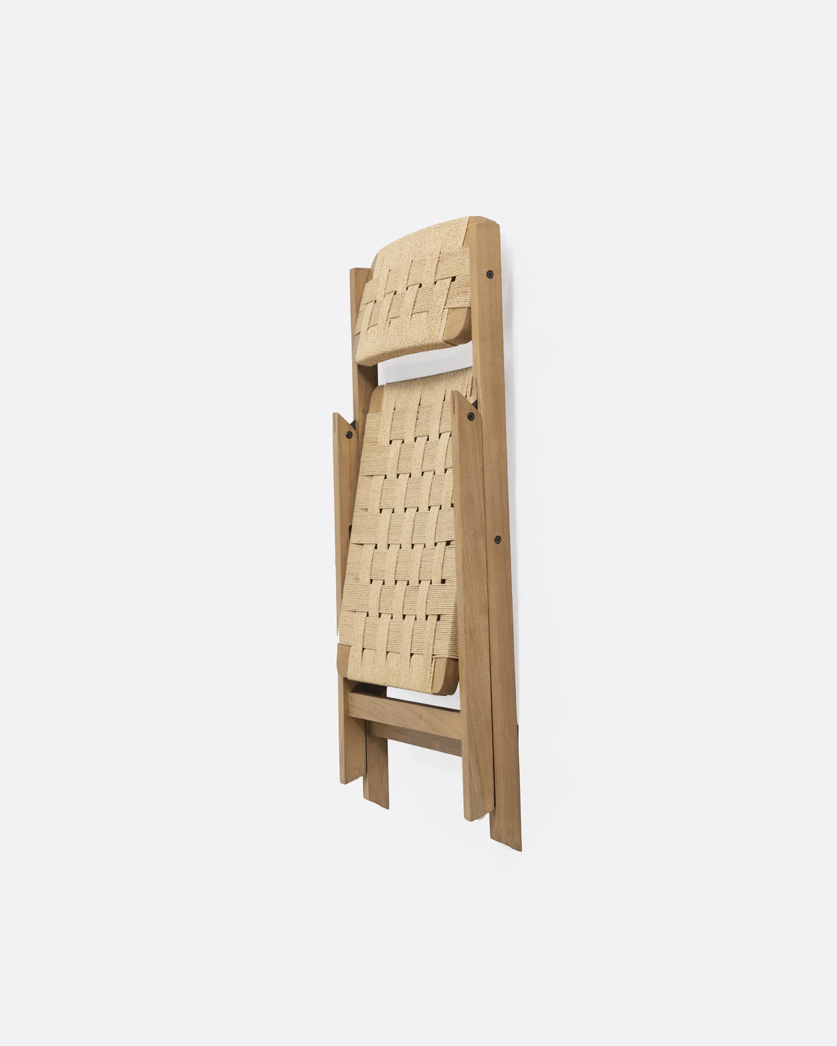 Silla plegable de teca y cuerda de papel Cora