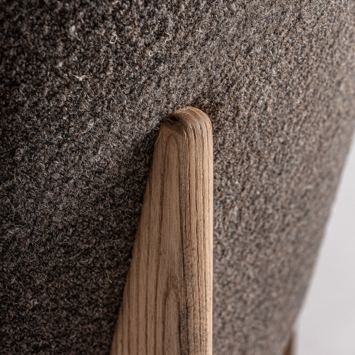 Silla tapizada de roble Laguar topo
