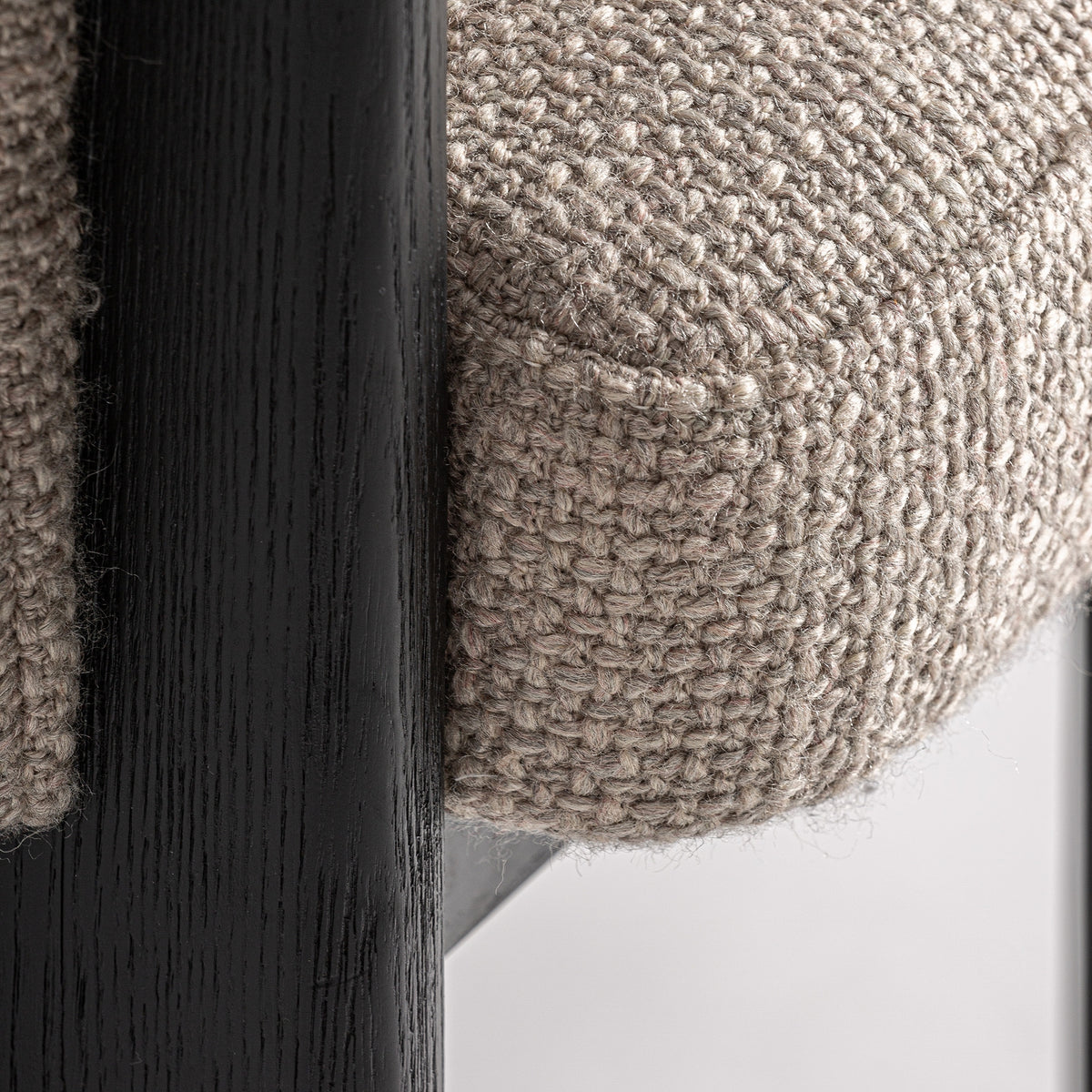 Silla tapizada de roble Vilafamés gris
