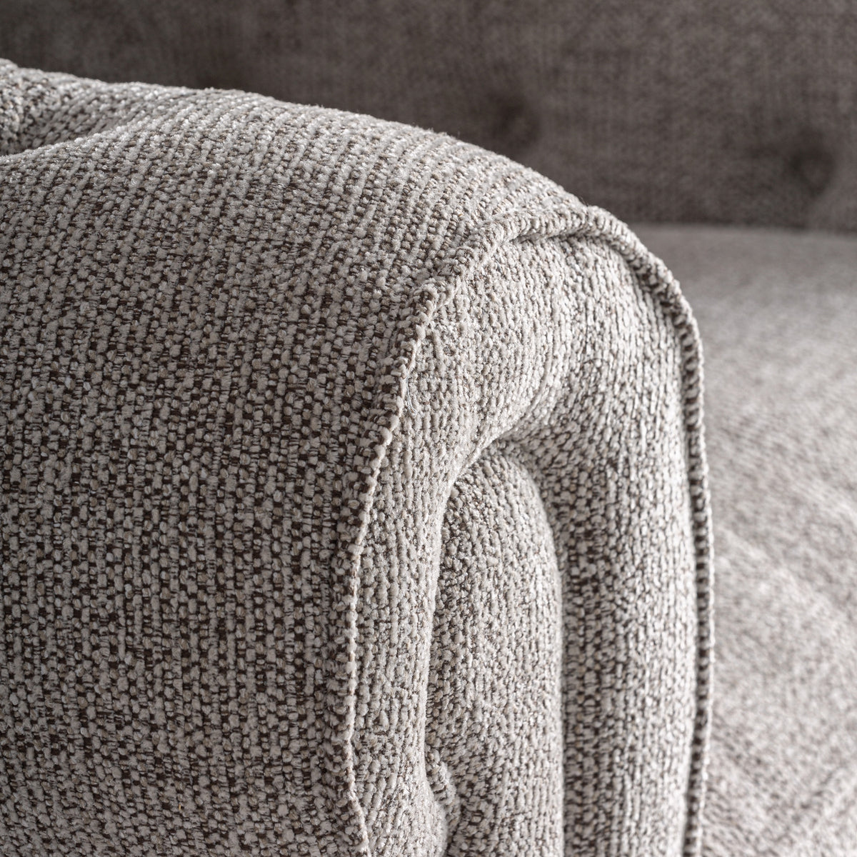 Sillón amplio de fresno tapizado gris La Mola