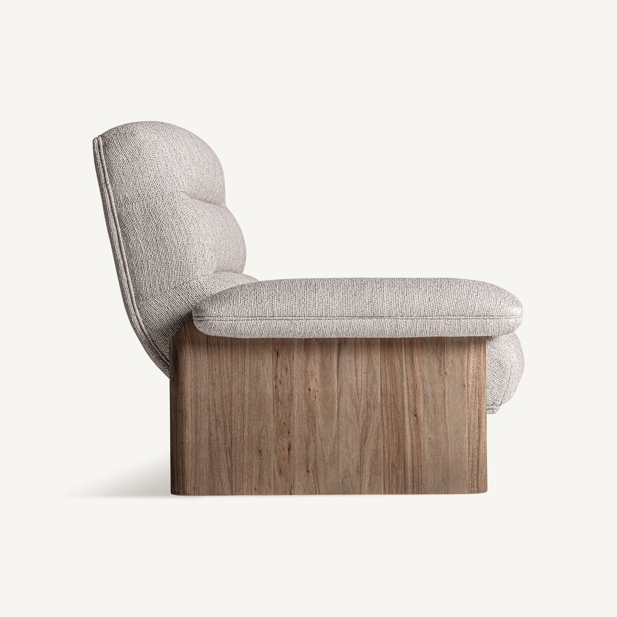 Sillón amplio de olmo tapizado beige Es Caló