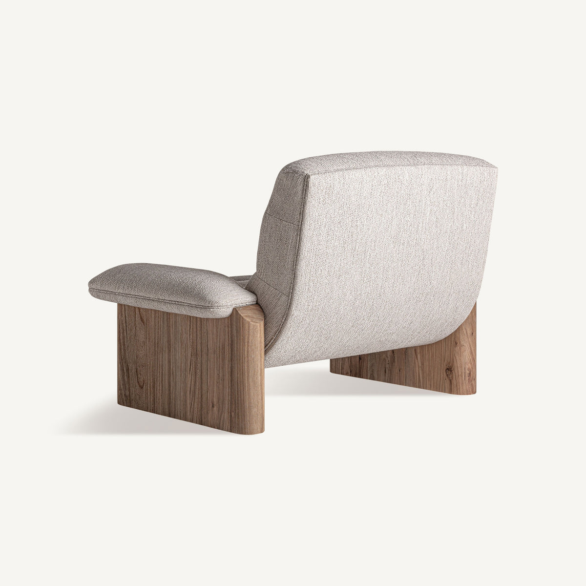 Sillón amplio de olmo tapizado beige Es Caló