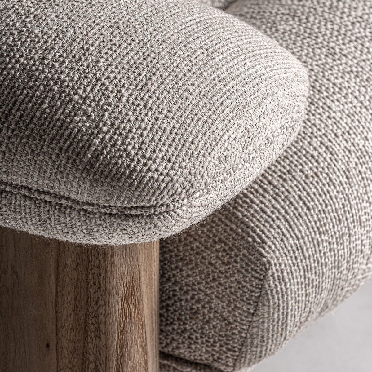 Sillón amplio de olmo tapizado beige Es Caló