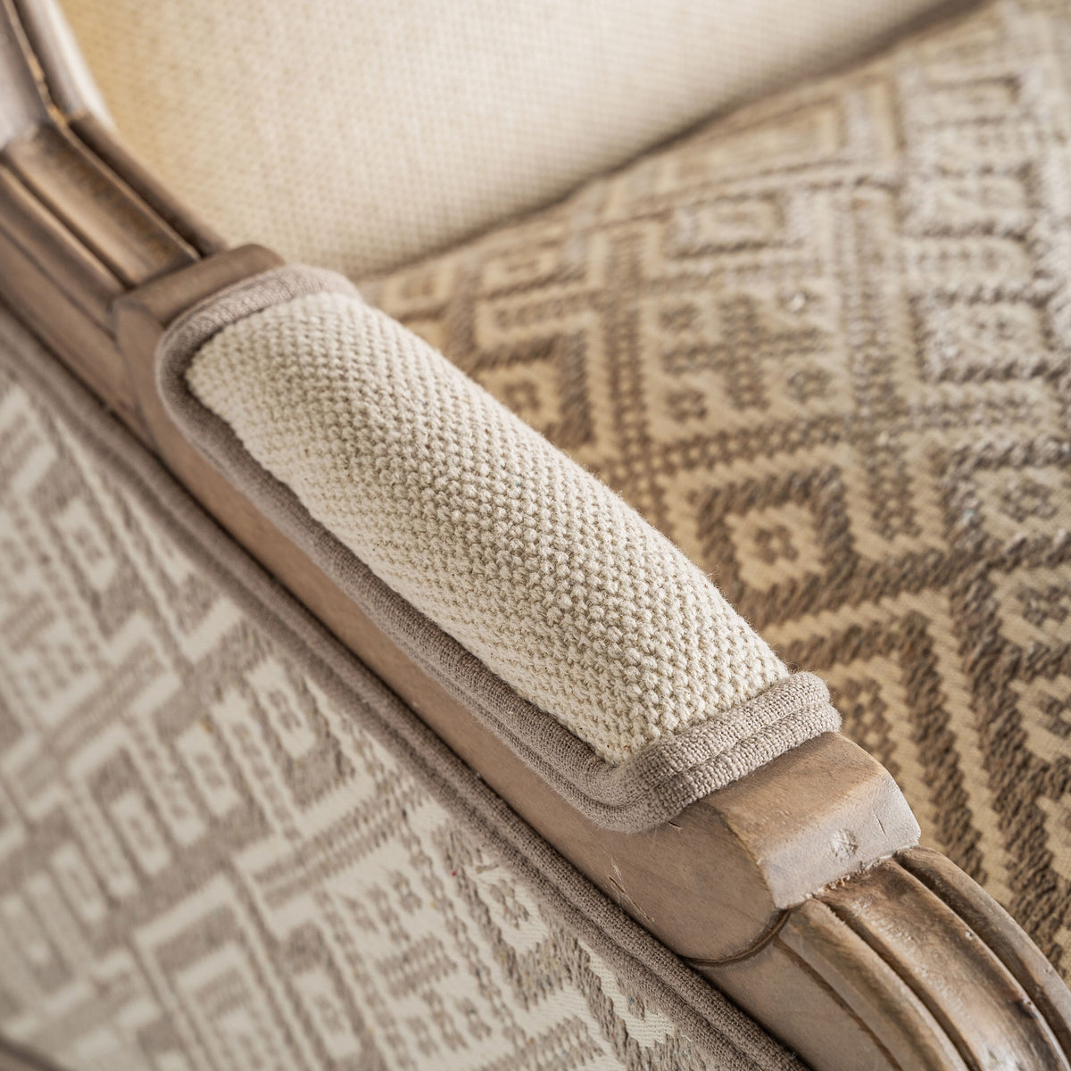 Sillón colonial de madera de mango y tapizado beige Savoca