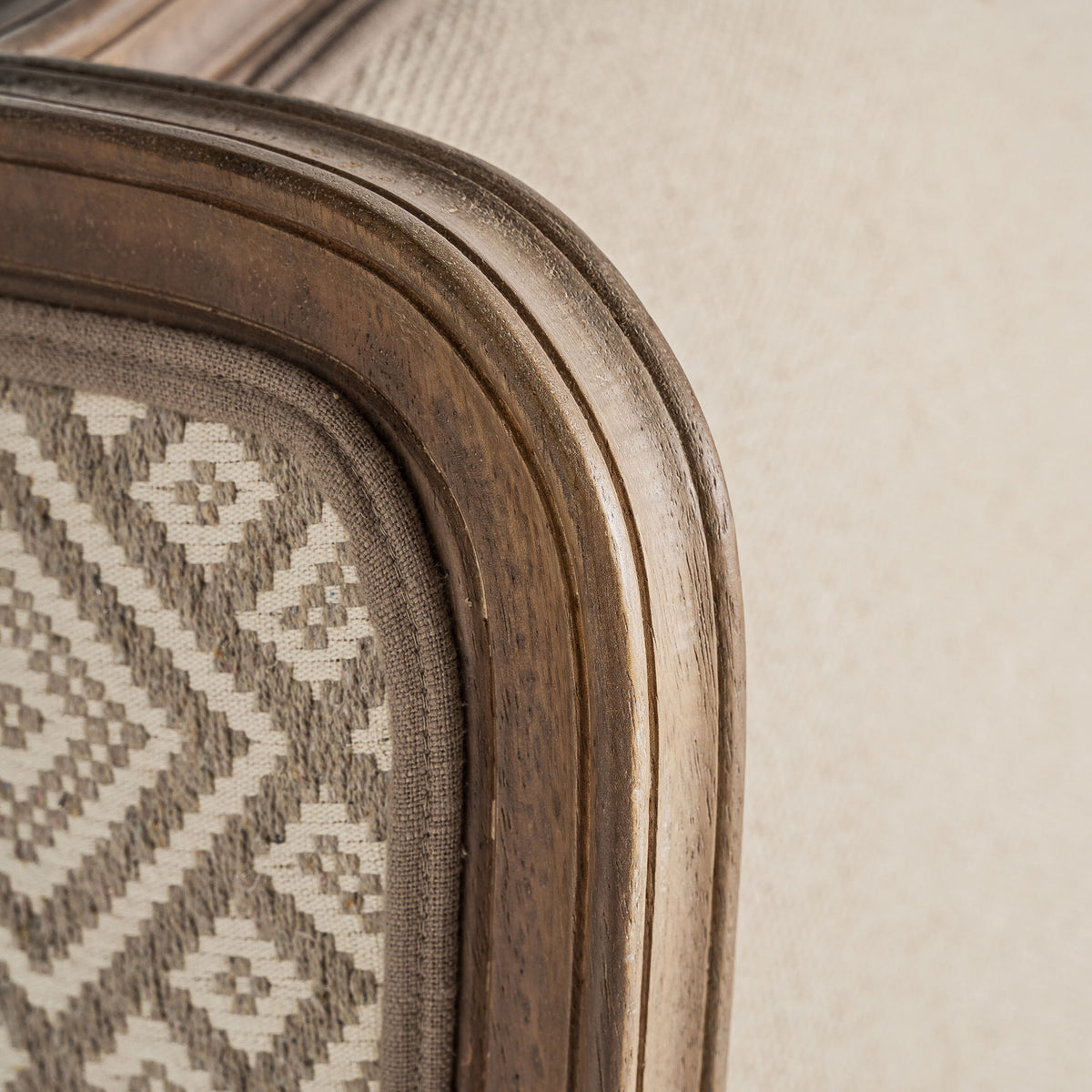 Sillón colonial de madera de mango y tapizado beige Savoca