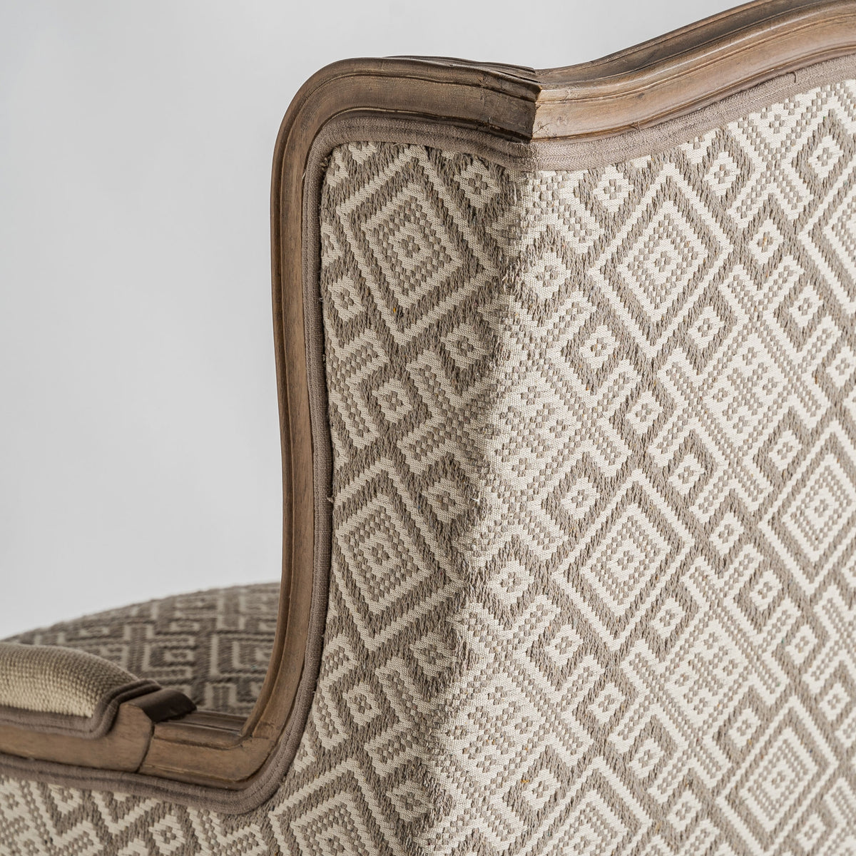 Sillón colonial de madera de mango y tapizado beige Savoca