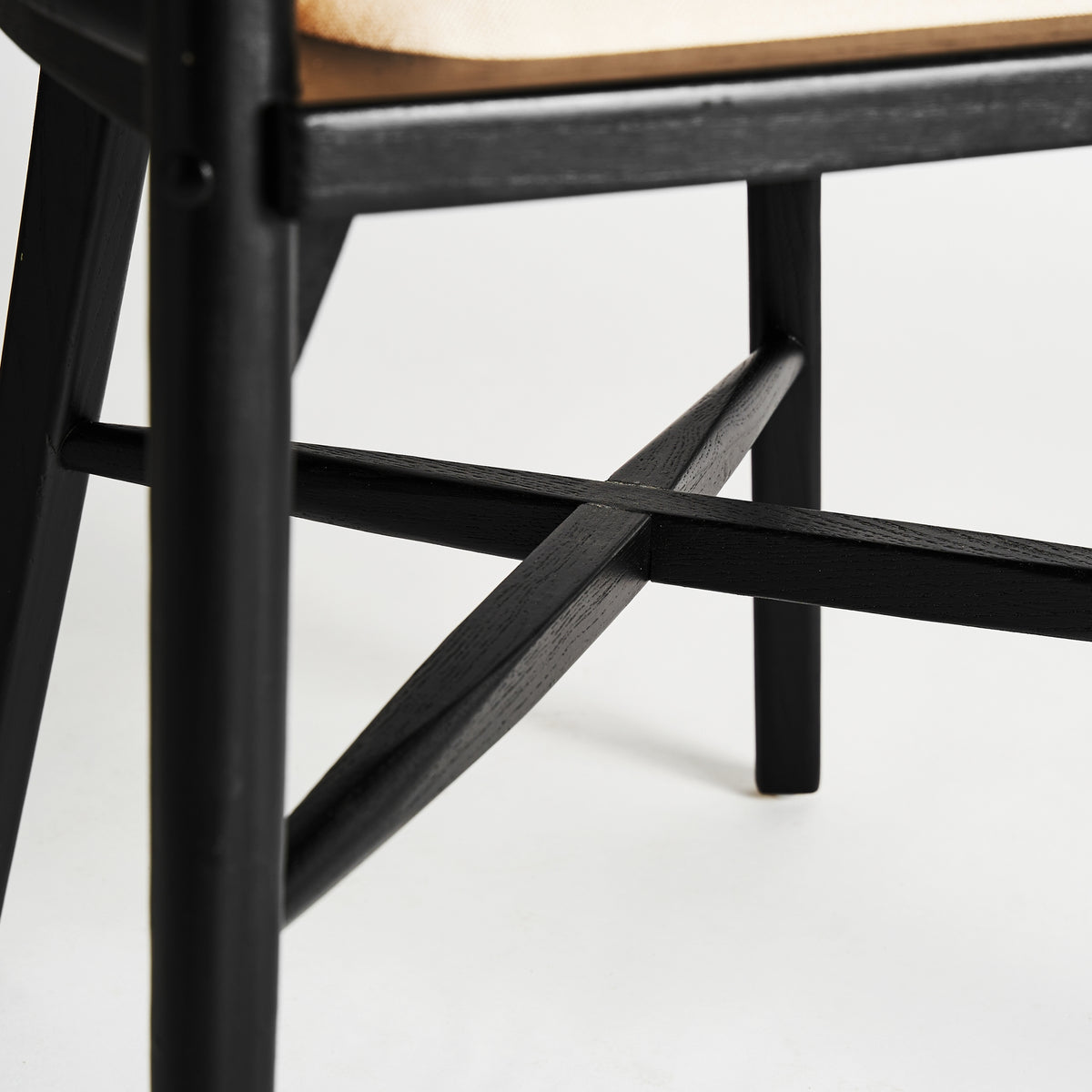 Sillón de comedor de abedul negro y lino Cala Olivera