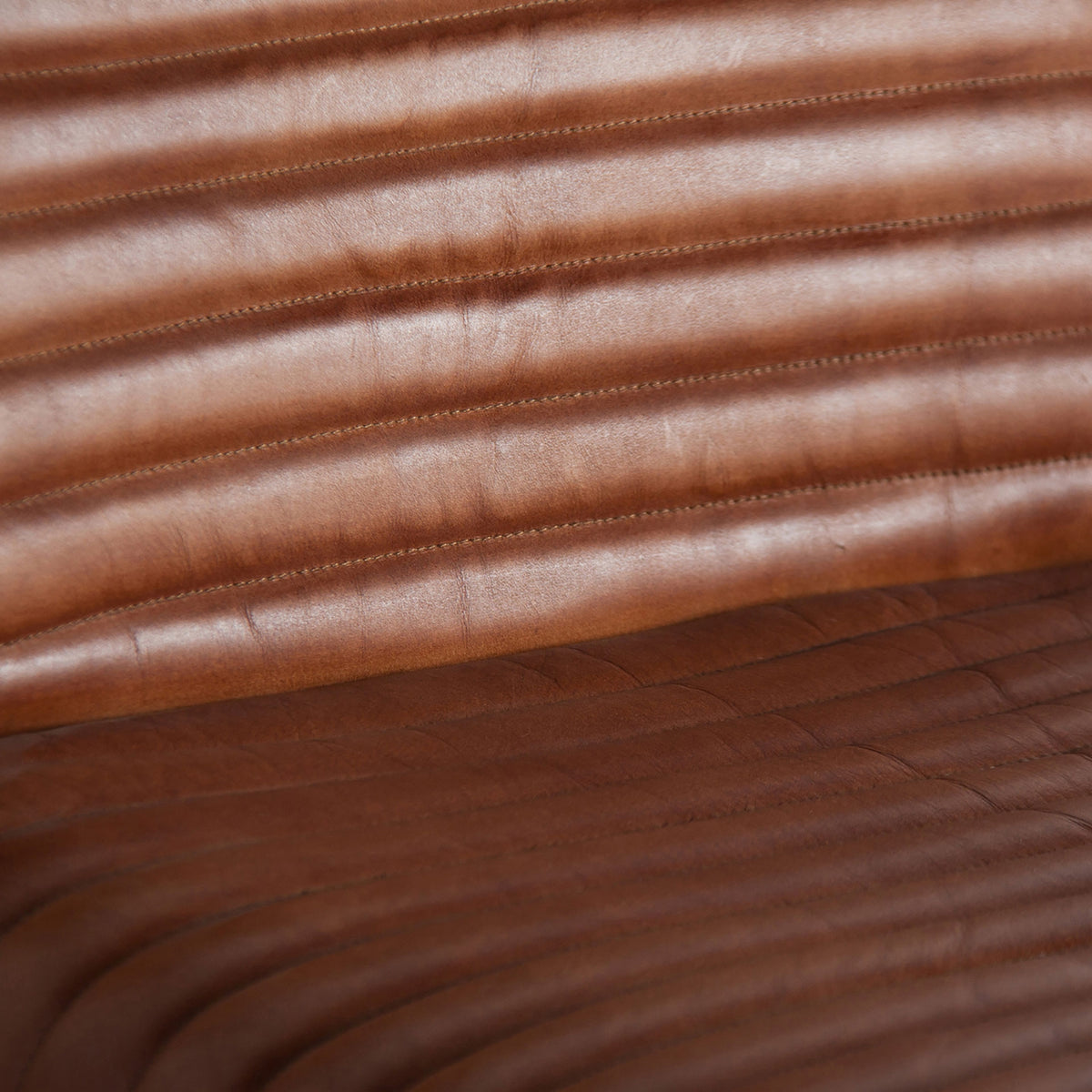 Sillón de cuero y hierro Peyia