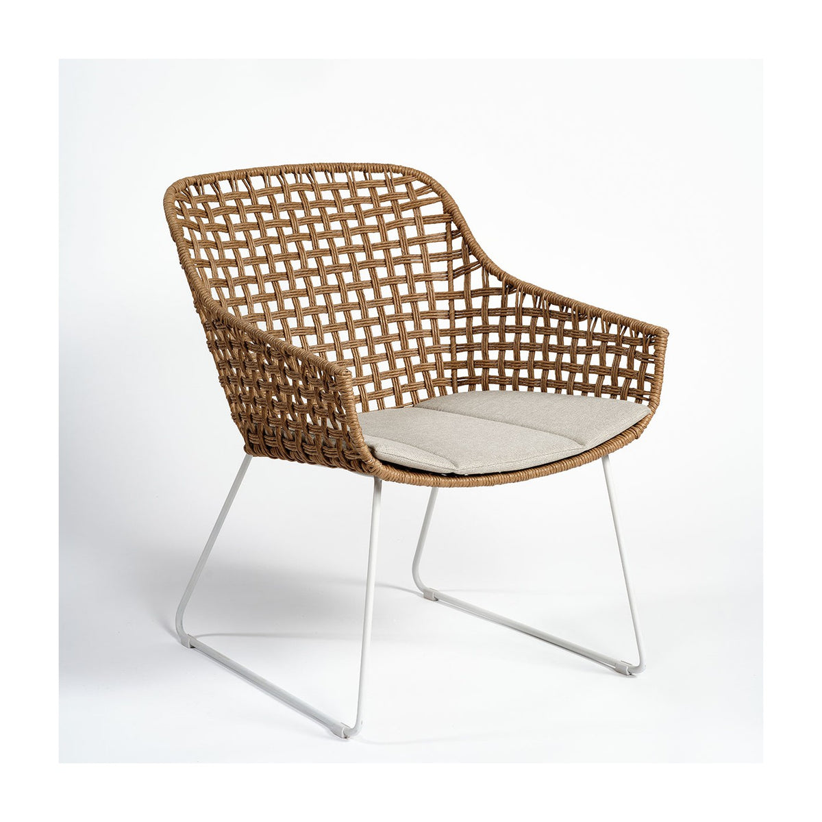 Sillón de exterior de ratán tostado y cojín gris Anafi
