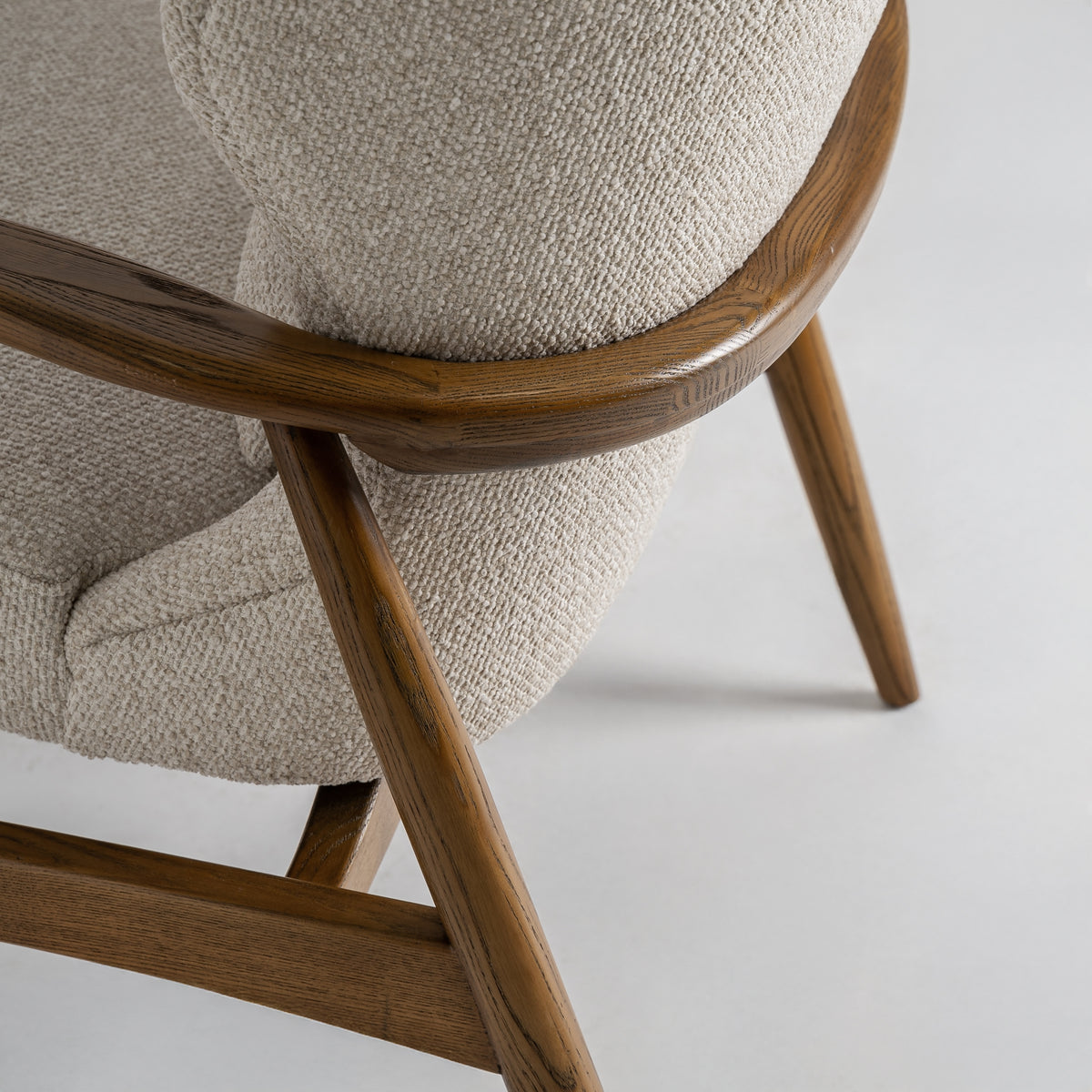 Sillón de fresno tapizado beige Ca Marí