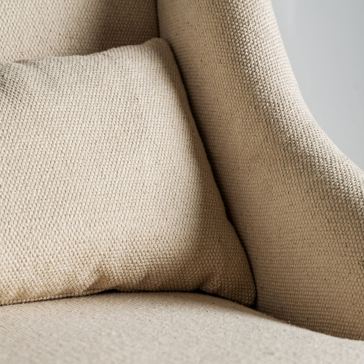 Sillón de madera de mango y tapizado beige Galtellì