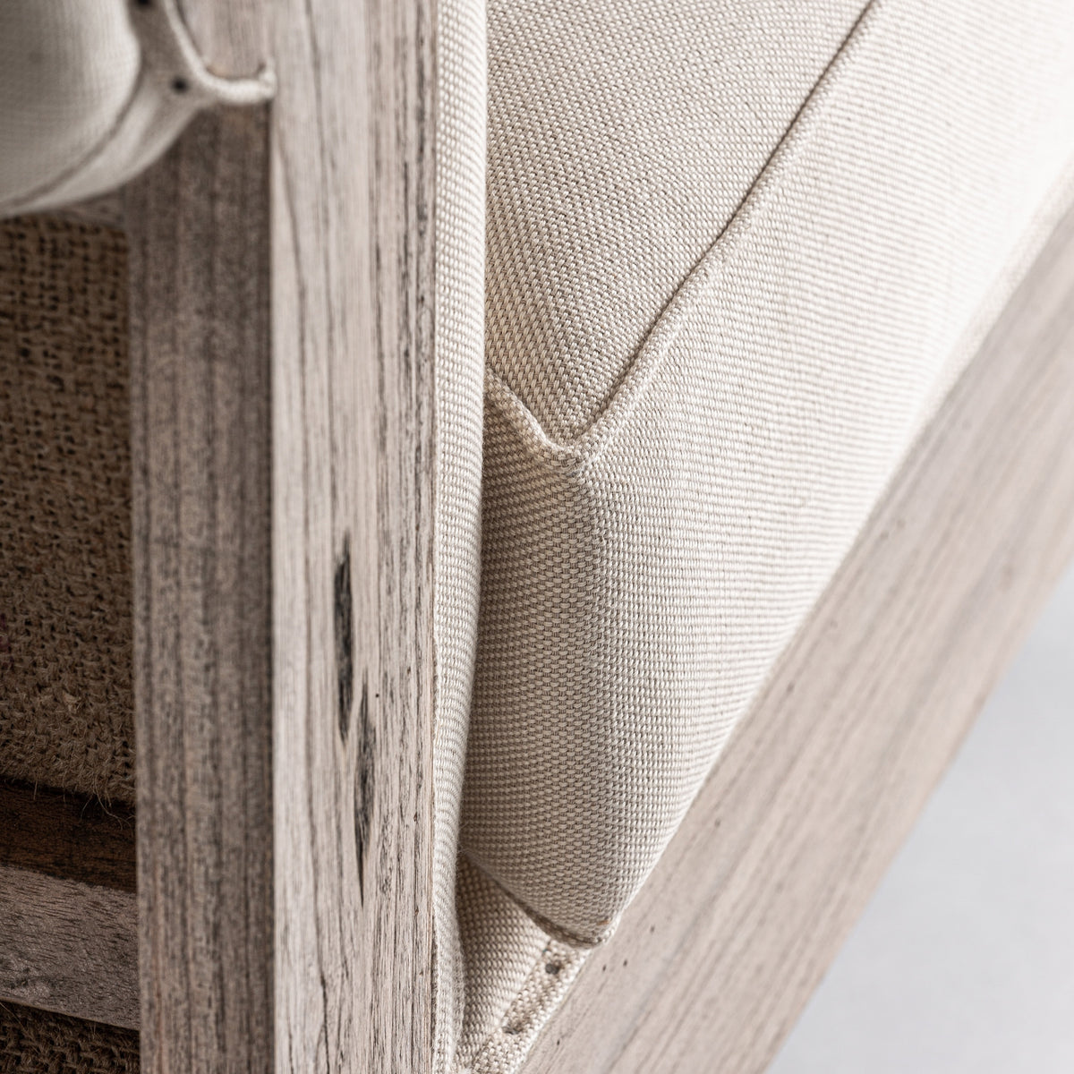 Sillón de madera tropical y tapizado beige Sant Jordi