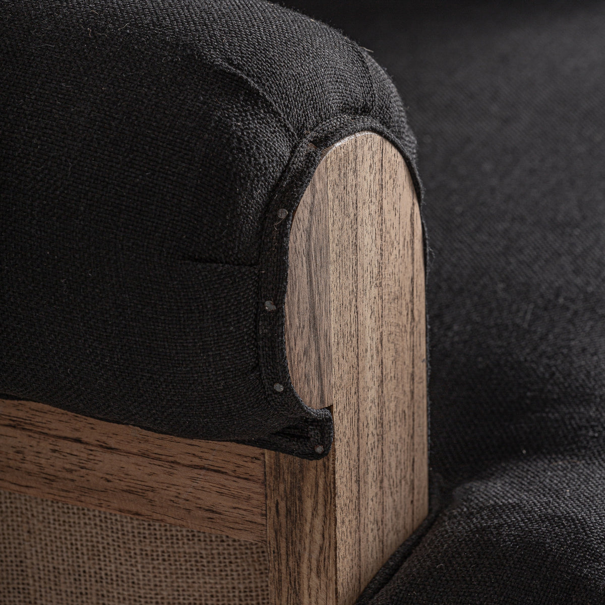 Sillón de mindi y lino Polis negro