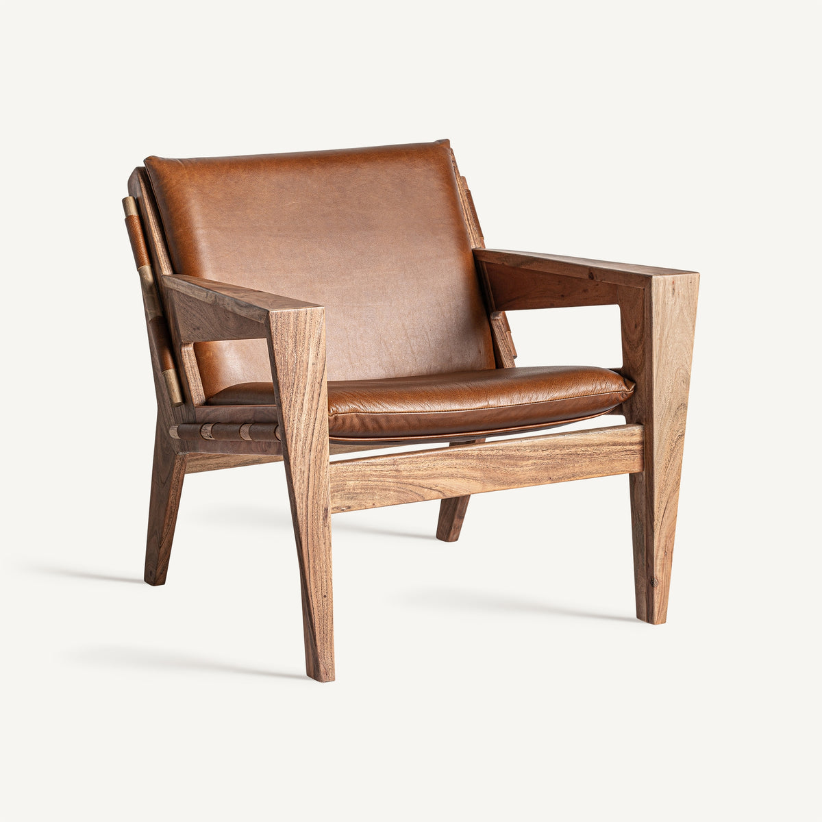 Sillón de piel marrón y acacia Sa Conillera