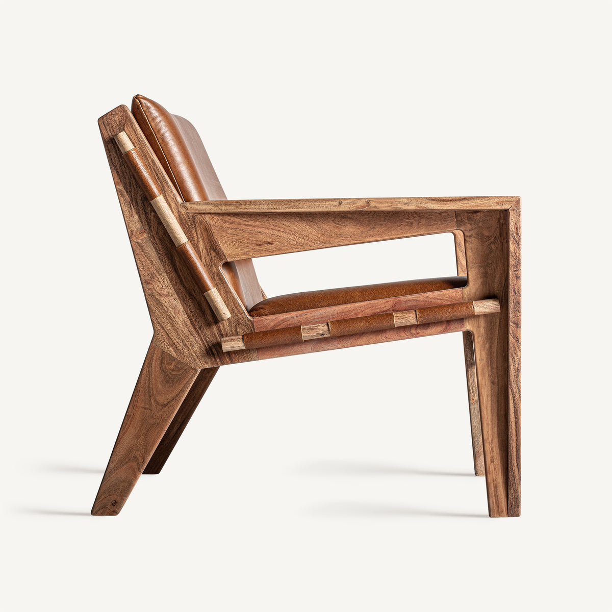 Sillón de piel marrón y acacia Sa Conillera
