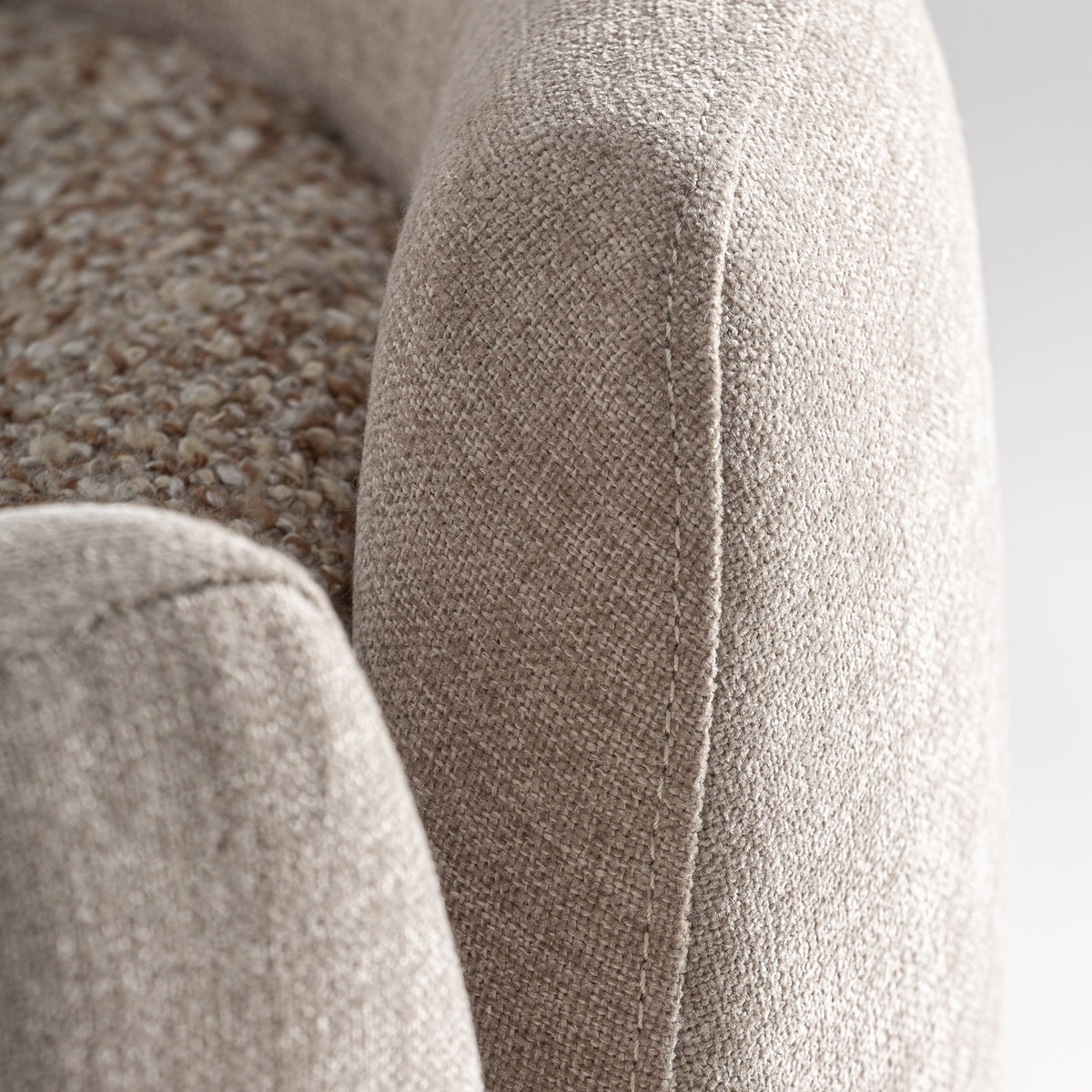 Sillón giratorio de chenilla beige Sant Miquel