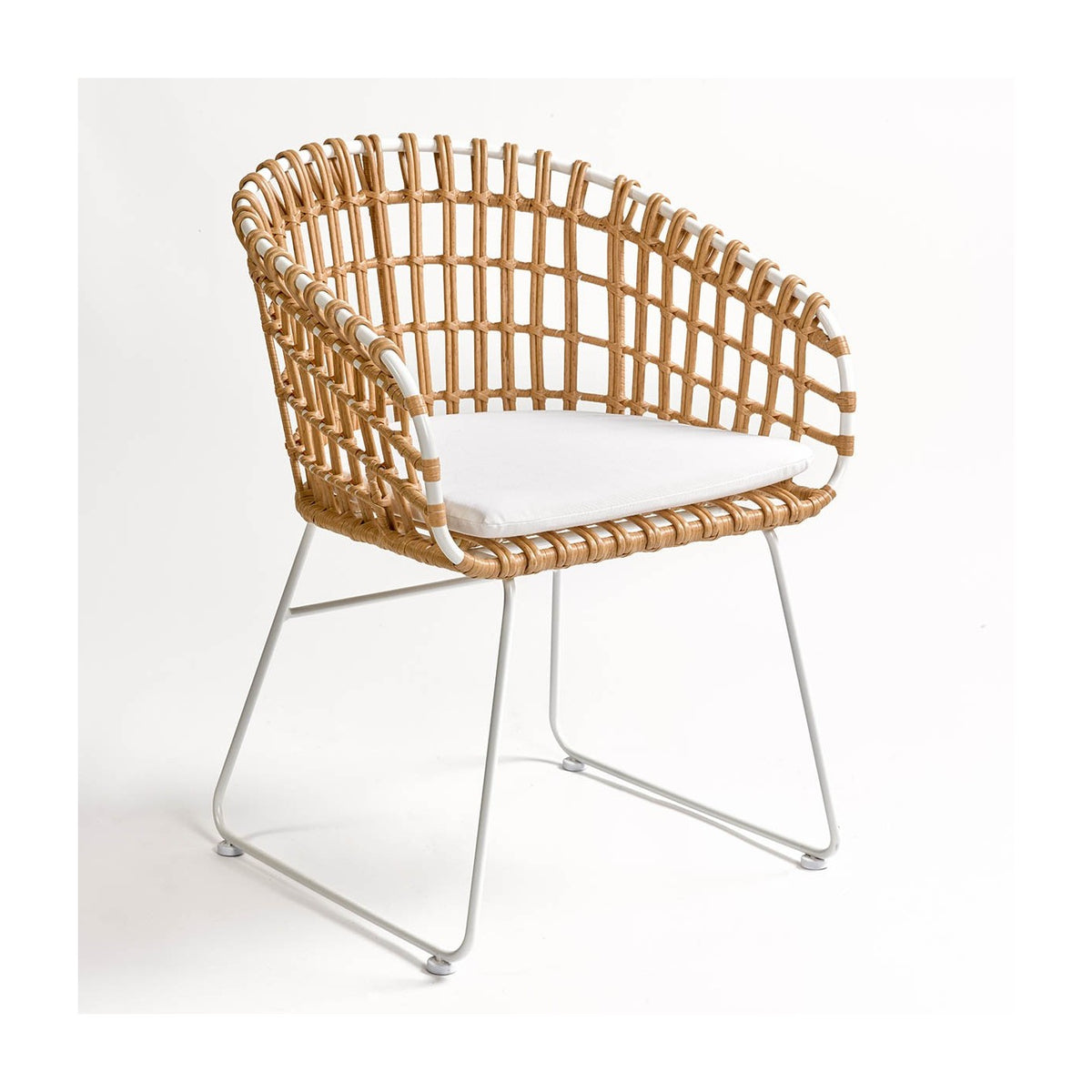 Sillón de ratán sintético con cojín blanco Castell