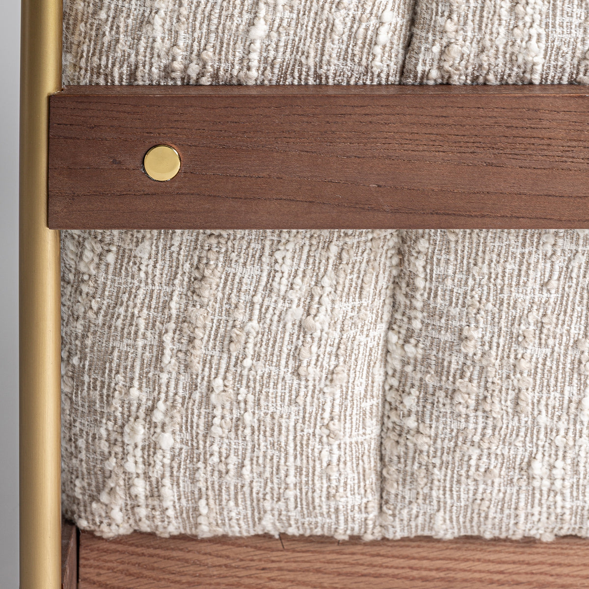 Sillón tapizado beige y dorado Santa Gertrudis